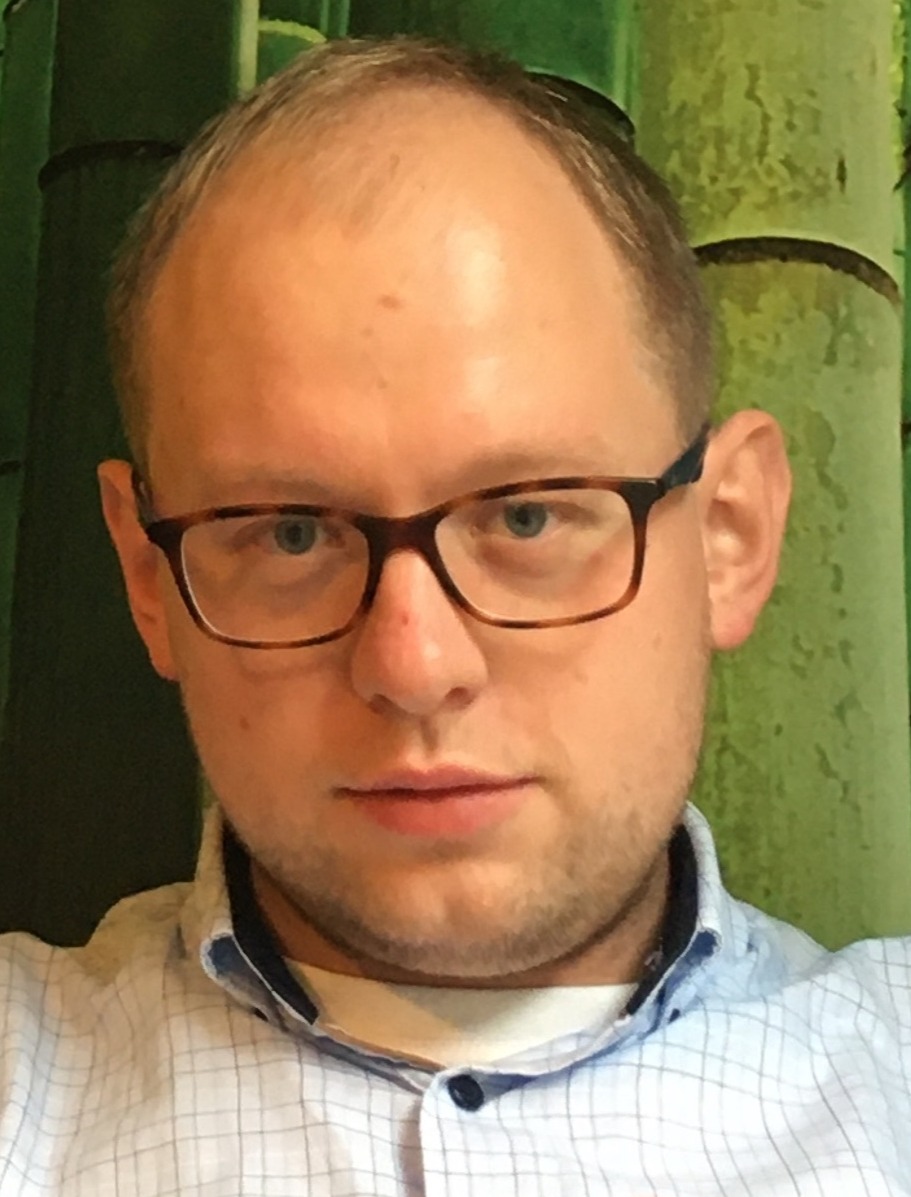 Headshot of Paweł W. Woźniak.